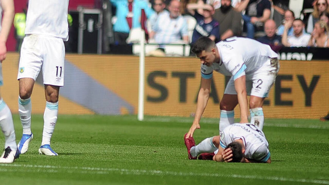 Gegenspieler bricht in Tränen aus: Schlimme Knöchelverletzung bei Burnleys Ashley Westwood - Bildquelle: IMAGO/Colorsport