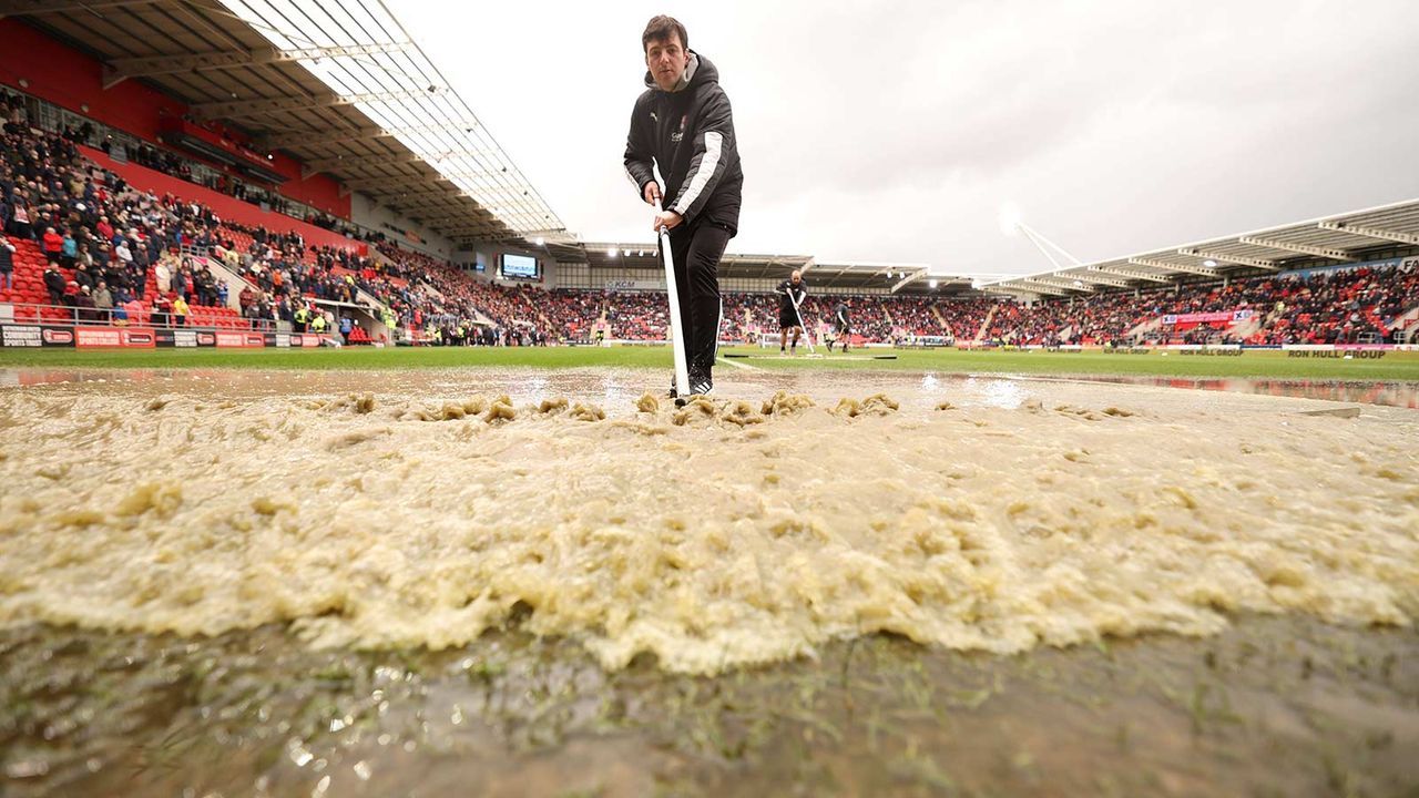 Überschwemmtes Feld sorgt für Spielabbruch in der zweiten englischen Liga - Bildquelle: IMAGO/Shutterstock