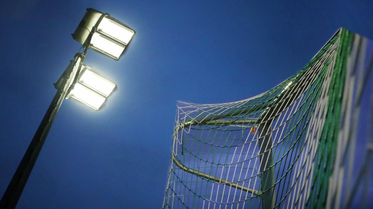 Zeitschaltuhr dreht Flutlicht ab: Relegationsspiel wird wiederholt - Bildquelle: Imago