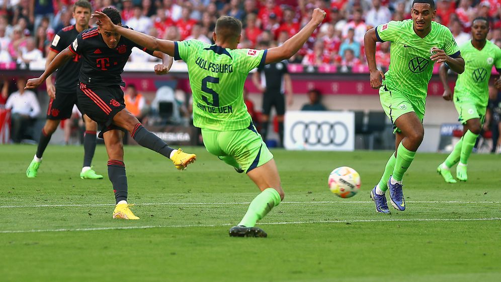 Bayern München bezwingt den VfL Wolfsburg souverän 2:0 - Bildquelle: Getty Images