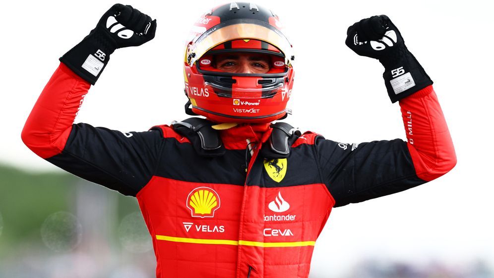 Ferrari-Pilot Carlos Sainz vor Sergio Perez im Red Bull. - Bildquelle: getty