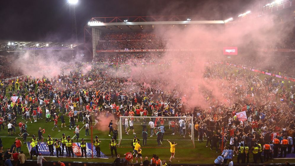 In Nottingham stürmen Forest-Fans den Platz - Bildquelle: Getty Images