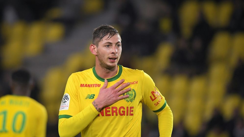 Flugzeug Mit Fussballer Sala An Bord Verschwunden