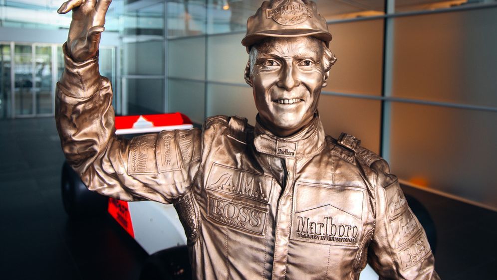 Niki Lauda als Bornzestatue in der McLaren-Fabrik in Woking - Bildquelle: McLaren