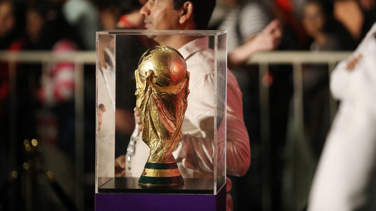 Wegen der "Fifa World Cup Trophy Tour": WM-Pokal ein Umweltsünder - Bildquelle: IMAGO/APAimages