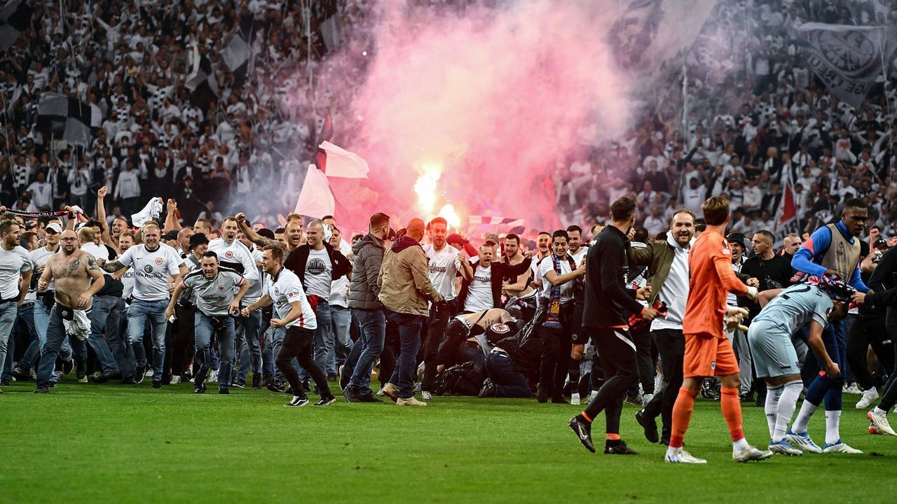 Platzsturm in Frankfurt: SGE-Fans gehen nach Finaleinzug gegen West Ham United steil - Bildquelle: IMAGO/Jan Huebner