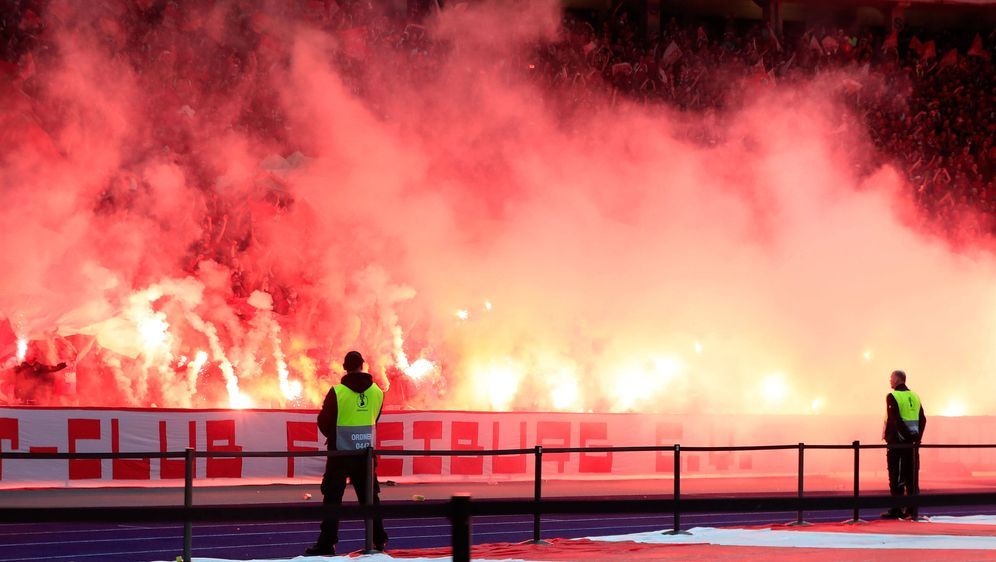 Pyroshow im Freiburger Block. - Bildquelle: Getty Images