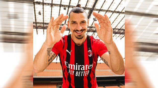 Ac Mailand Zlatan Ibrahimovic Und Co Prasentieren Das Heimtrikot Fur