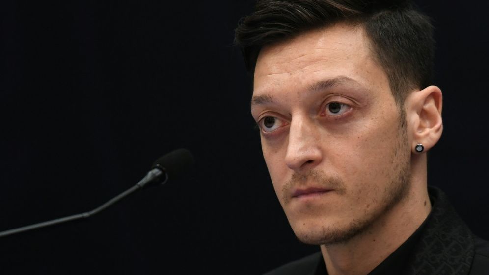 Mesut Özil hat seine Rücken-OP gut überstanden - Bildquelle: AFP/SID/OZAN KOSE