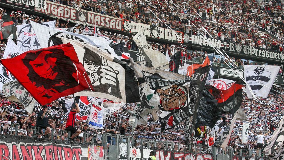 Ob zuhause oder auswärts, die Fans von Eintracht Frankfurt sind für ihre lau... - Bildquelle: IMAGO/osnapix
