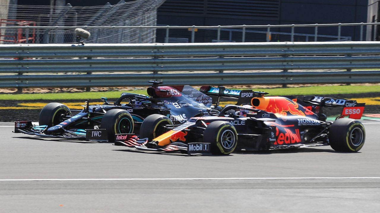 Drama in Silverstone: Hamilton schickt Verstappen in den Reifenstapel  - Bildquelle: imago images/Every Second Media