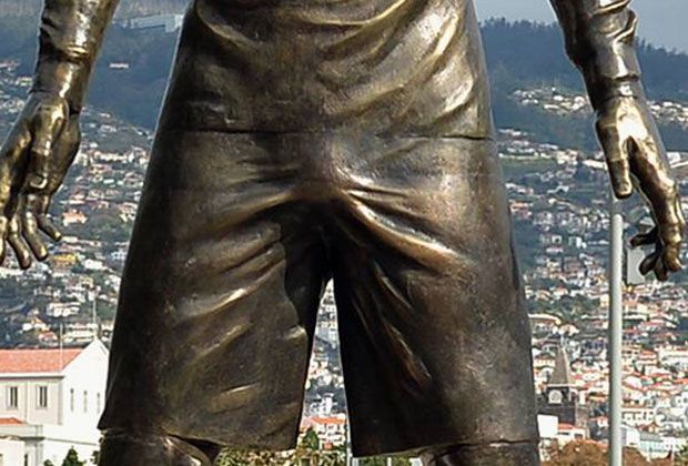 Cristiano Ronaldo Statue Mit Pikantem Detail