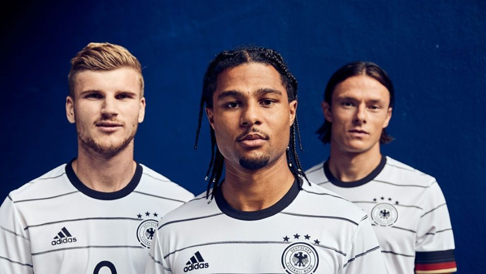 Mit Nadelstreifen Dfb Prasentiert Neues Trikot Der Nationalmannschaft