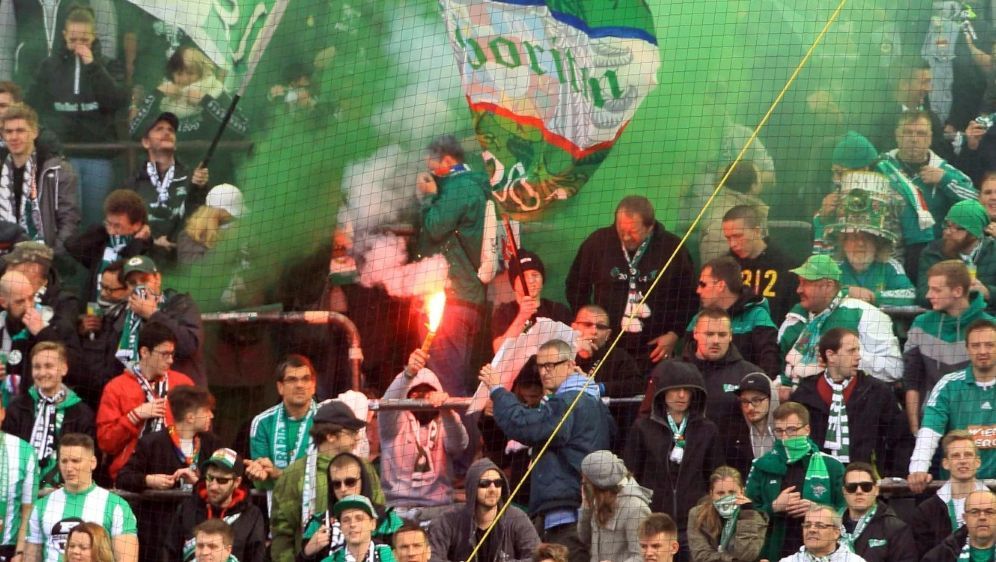 Hohe Strafe Fur Rapid Wien Nach Fan Randale