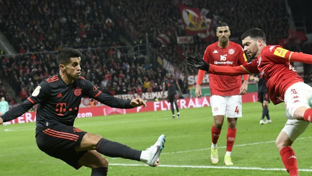 Cancelo (l.) bereitete das 1:0 per Flanke vor - Bildquelle: AFP/SID/THOMAS KIENZLE