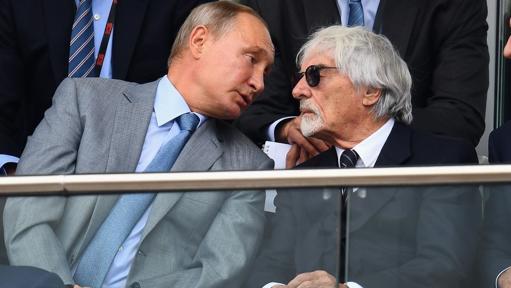 Bernie Ecclestone und Wladimir Putin vor vier Jahren beim Russland-GP in Sot... - Bildquelle: Getty Images