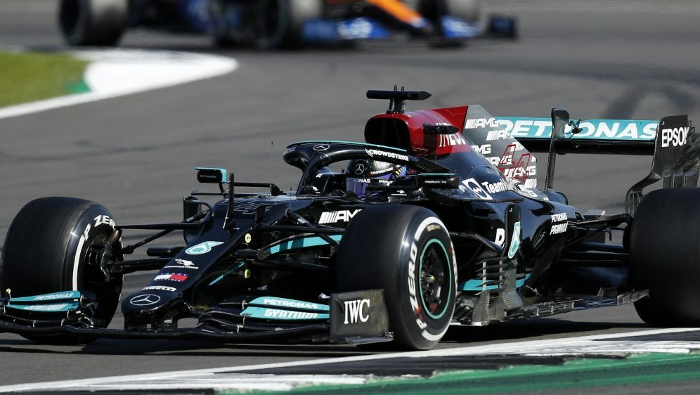 Formel 1 - Nach Crash mit Verstappen: Hamilton gewinnt in ...