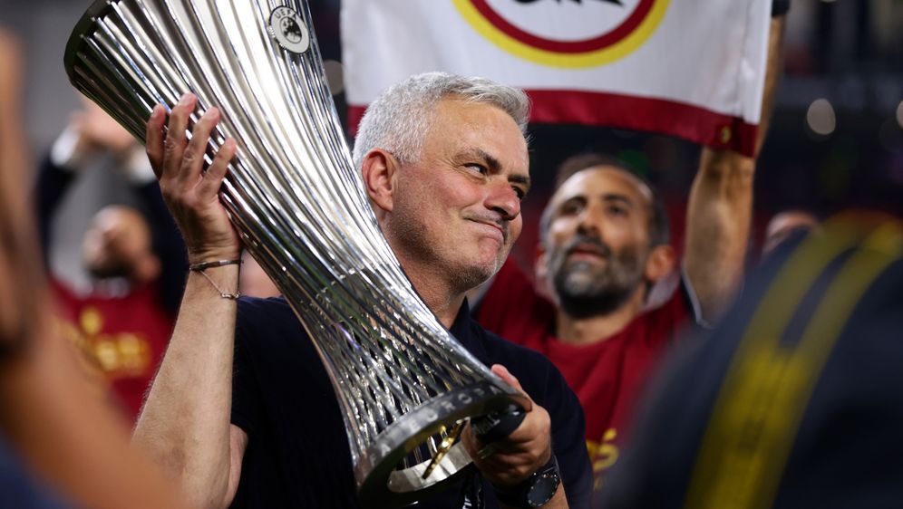 Jose Mourinho führte die Roma zum Titel in der UEFA Conference League - Bildquelle: Getty Images