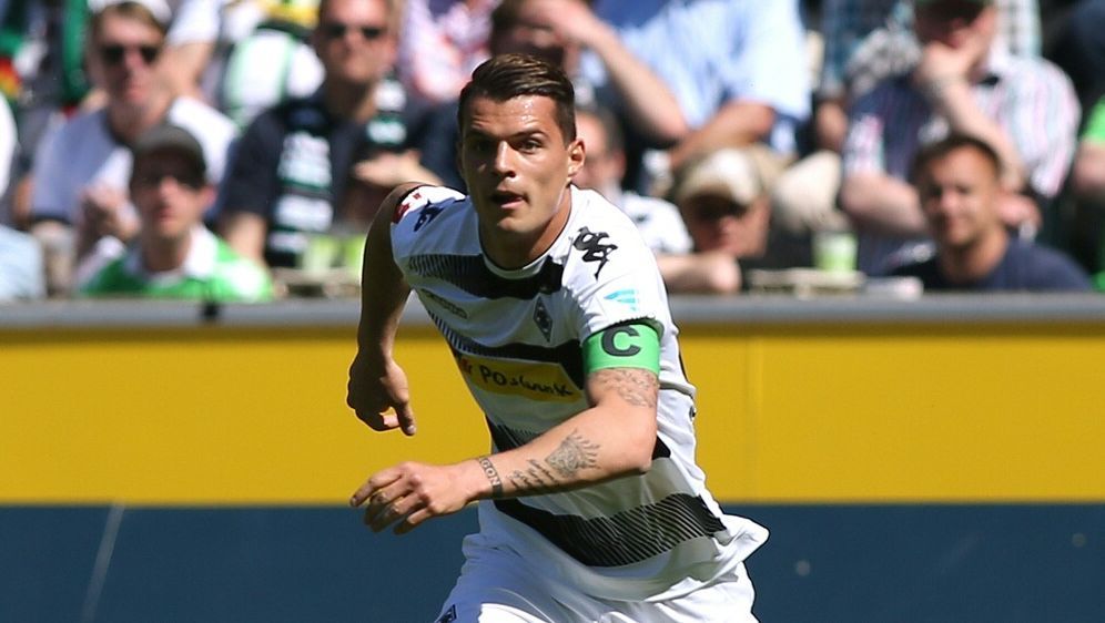 Fotos Im Neuen Trikot: Xhaka-Wechsel Vor Abschluss