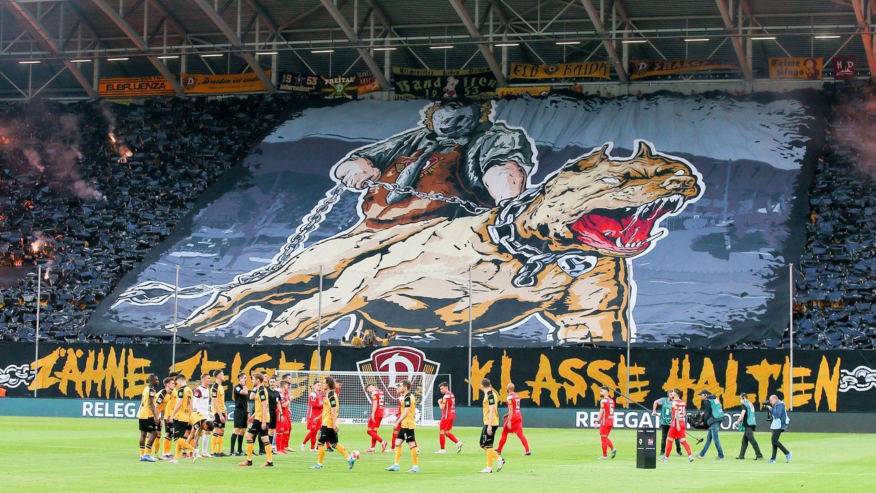 Dynamo Dresdens Choreo sendet klare Botschaft an die Spieler - Bildquelle: IMAGO/Picture Point LE