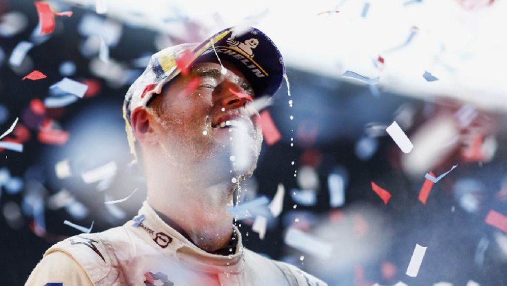 Stoffel Vandoorne ist am Ziel: Formel-E-Weltmeister 2022 - Bildquelle: Motorsport Images