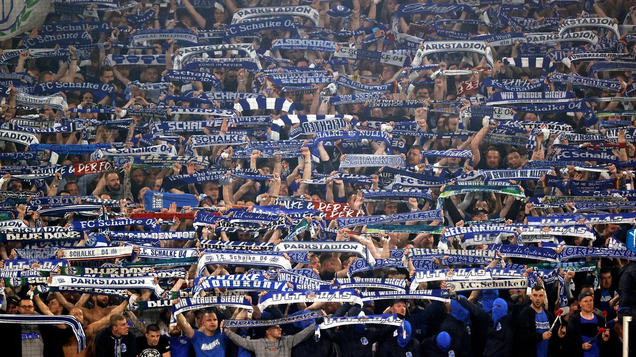 Platz 12: FC Schalke 04 - Bildquelle: IMAGO/Laci Perenyi