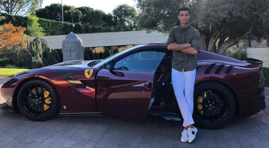 Cristiano Ronaldo und sein Ferrari - Bildquelle: Instagram: @cristiano