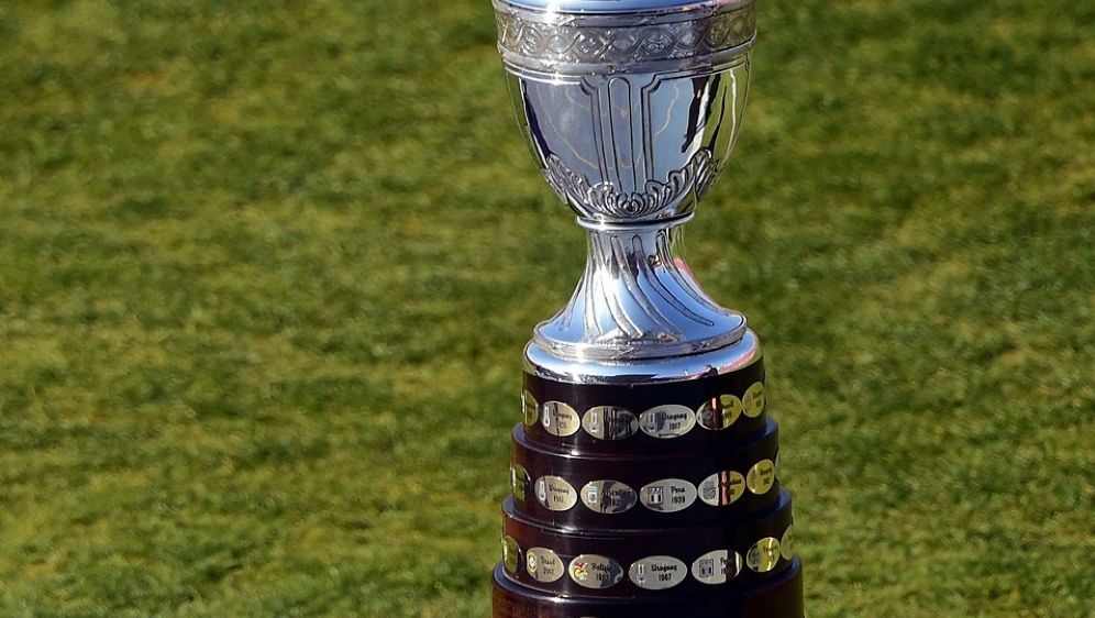 Футбол кубок рамфорда. Кубок Америки 1995. Copa America 2019. Кубок по футболу. Старинный футбольный Кубок.