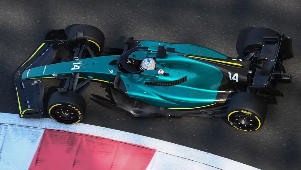 Alonso spulte beim Abu-Dhabi-Test 2022 seine ersten Kilometer für Aston Mart... - Bildquelle: Motorsport Images