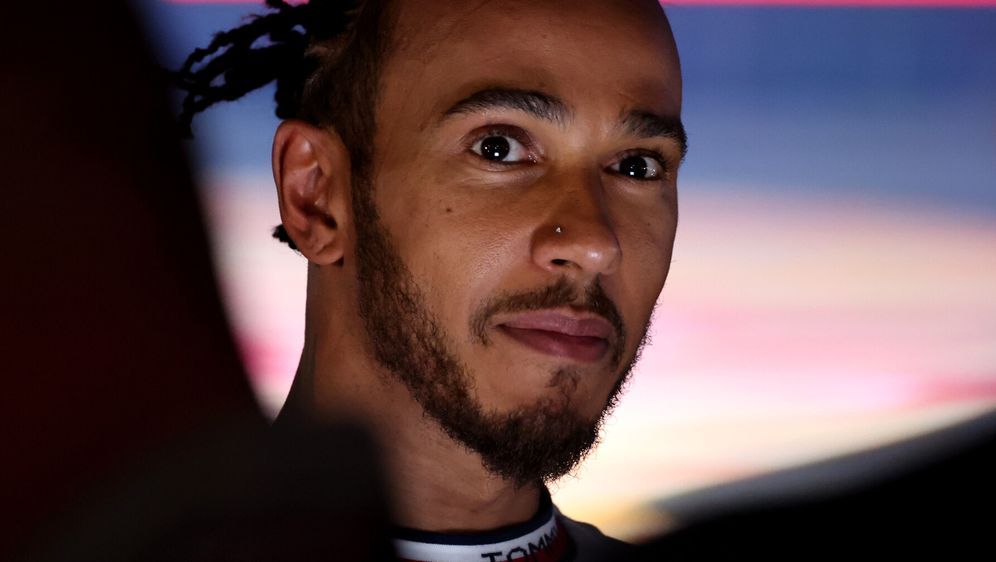 Lewis Hamilton bei einem Interview in Bahrain - Bildquelle: Motorsport Images