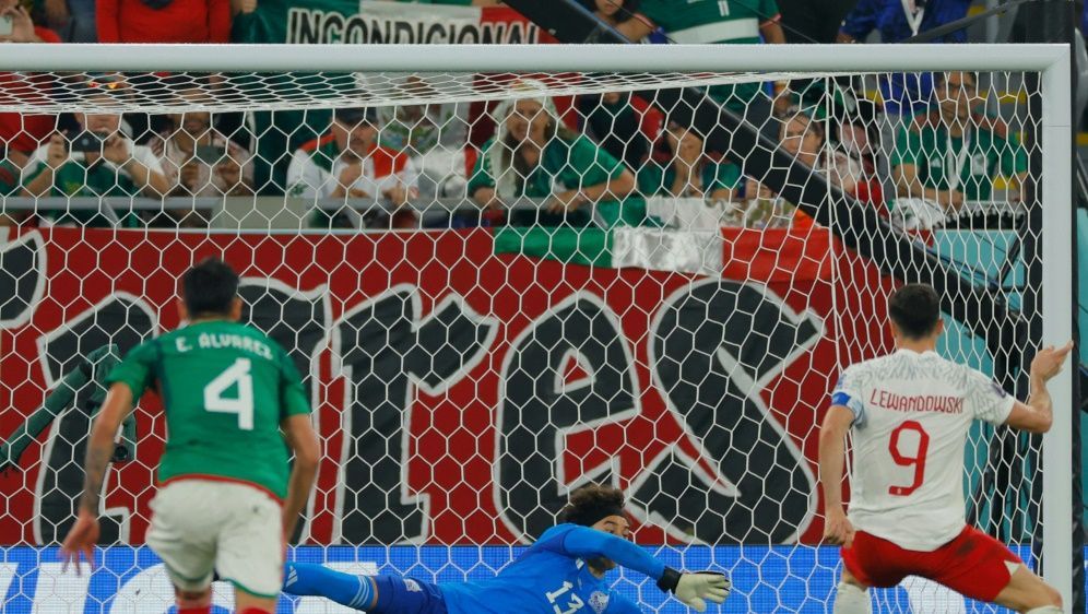 Lewandowski scheiterte gegen Mexiko vom Elfmeterpunkt - Bildquelle: AFP/SID/ODD ANDERSEN