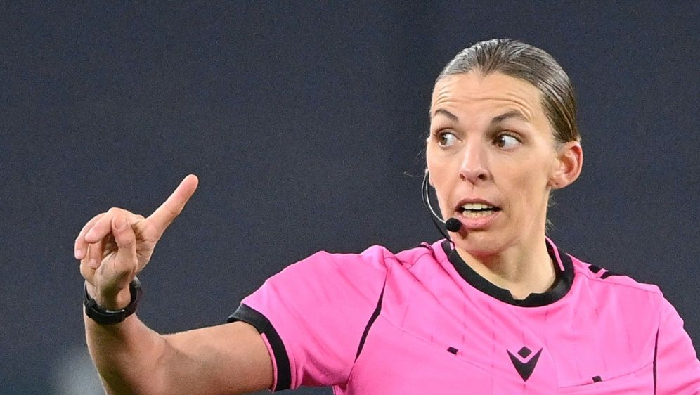 Stephanie Frappart durfte noch kein WM-Spiel leiten - Bildquelle: AFP/SID/VINCENZO PINTO