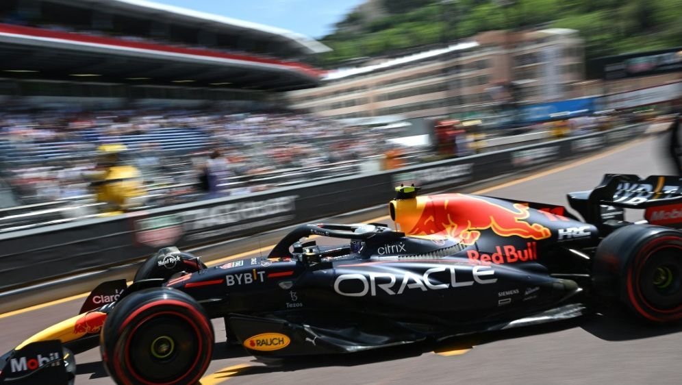Sergio Perez fährt in Monaco allen davon - Bildquelle: AFP/SID/SEBASTIEN BOZON
