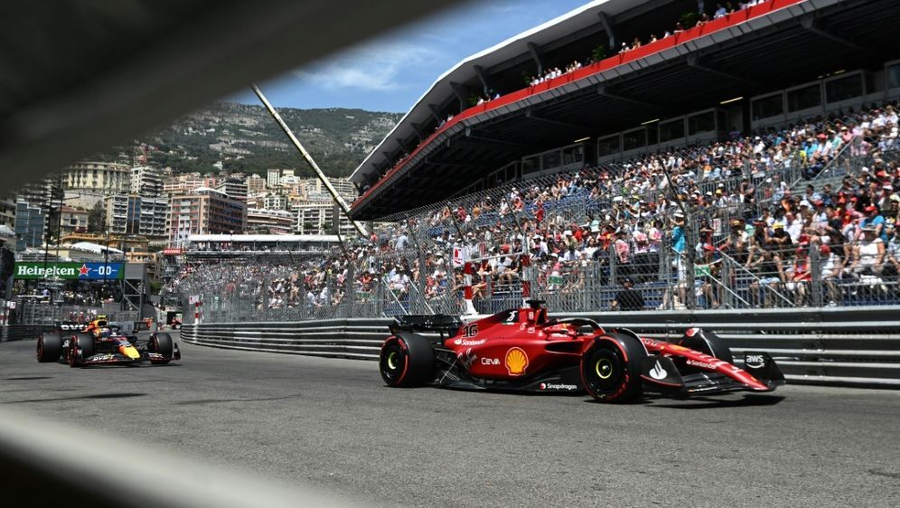 Leclerc (r.) startet beim GP von Monaco von der Pole - Bildquelle: AFP/SID/SEBASTIEN BOZON