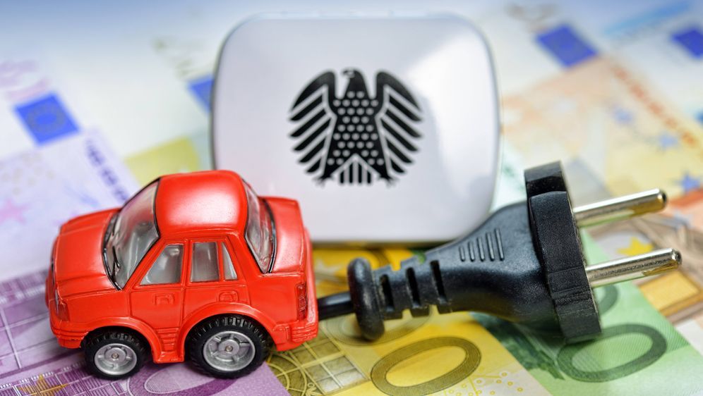 Beim Umstieg auf Elektroautos kann man bares Geld sparen. - Bildquelle: imago/Christian Ohde