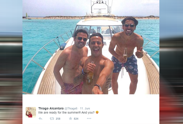 Thiago Alcantara grüßt vom Boot - Bildquelle: twitter.com/Thiago6