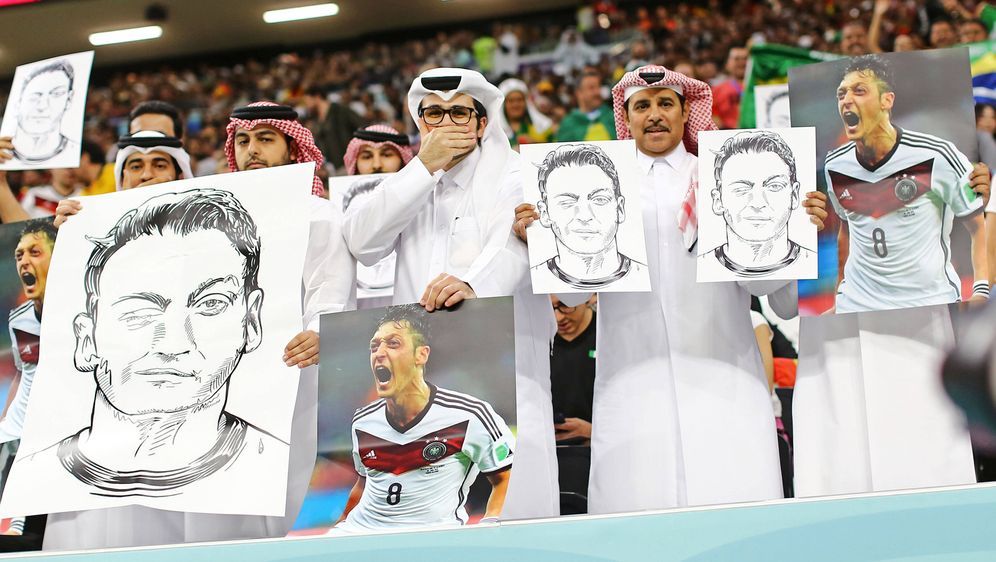 Katerer verspotten Deutschland mit Özil-Plakaten - Bildquelle: IMAGO/Sports Press Photo