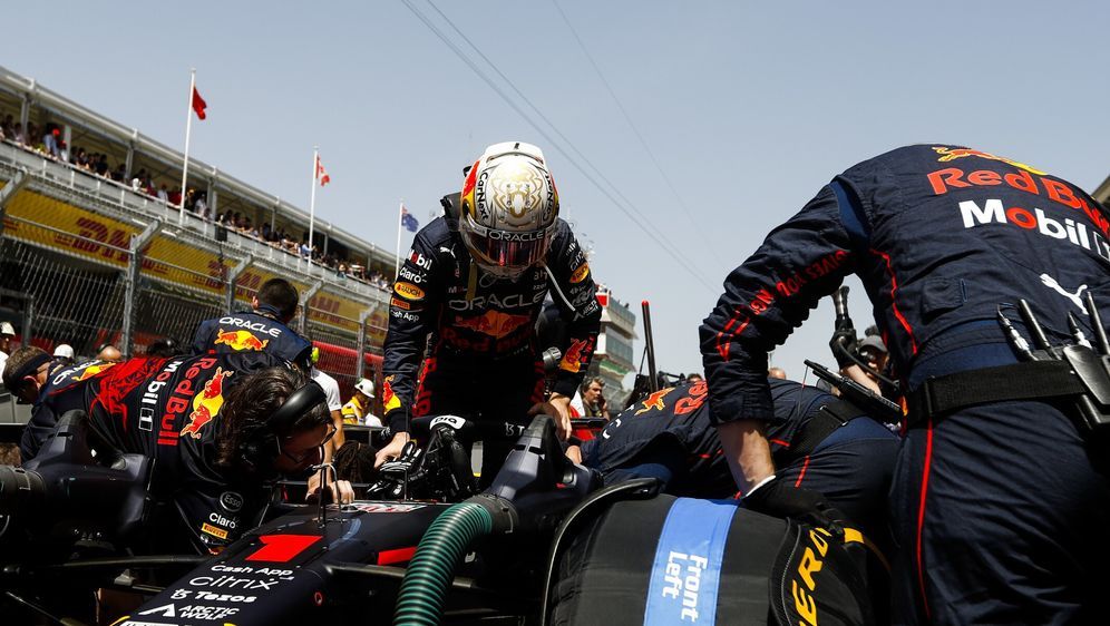 Max Verstappen fuhr in Barcelona erst in letzter Minute in die Startaufstell... - Bildquelle: Motorsport Images