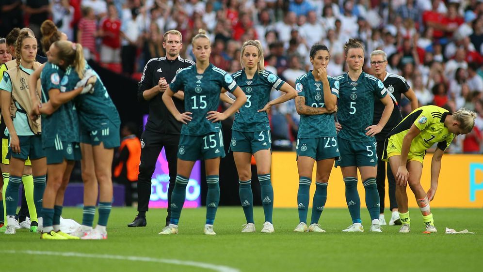 Die enttäuschten DFB-Frauen mit ihren Silbermedaillen. - Bildquelle: Imago