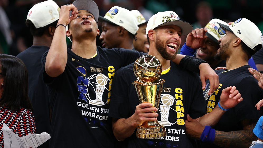 Steph Curry darf sich über seinen vierten NBA-Titel freuen - Bildquelle: Getty