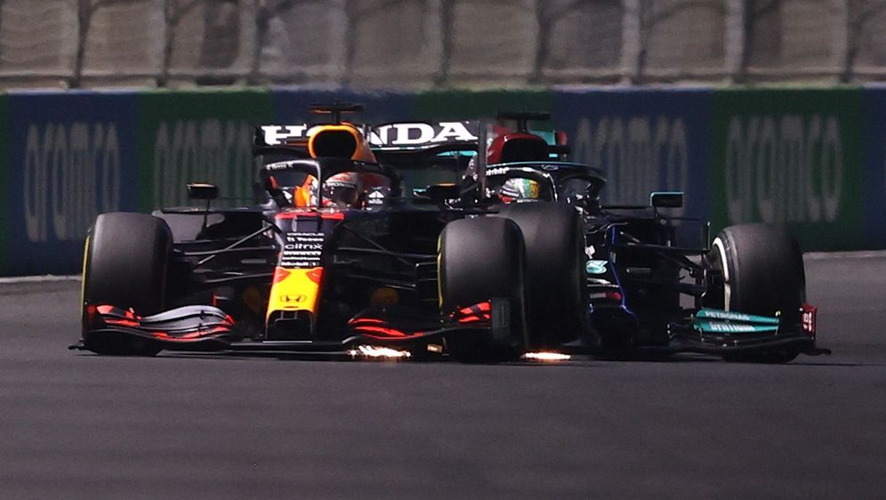 Max Verstappen und Lewis Hamilton im Clinch. - Bildquelle: getty