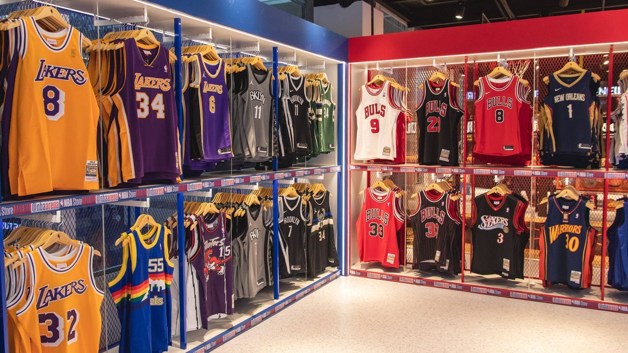 LeBron James, Stephen Curry und Co. - Die beliebtesten Spieler-Trikots - Bildquelle: imago images/Fotoarena