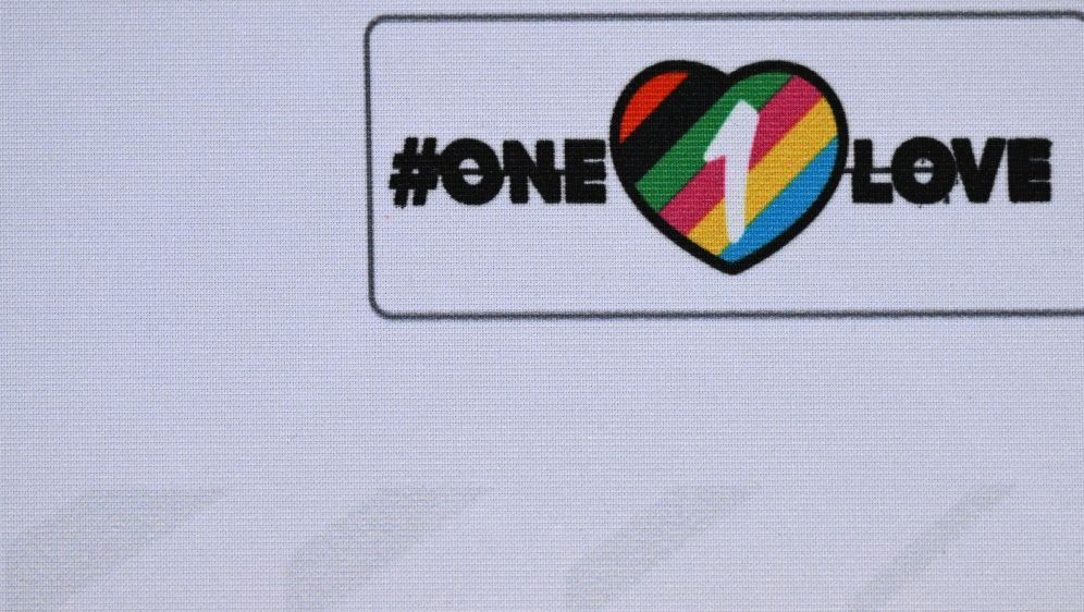 Die "One Love"-Debatte beschäftigt deutsche Sportler - Bildquelle: AFP/SID/INA FASSBENDER