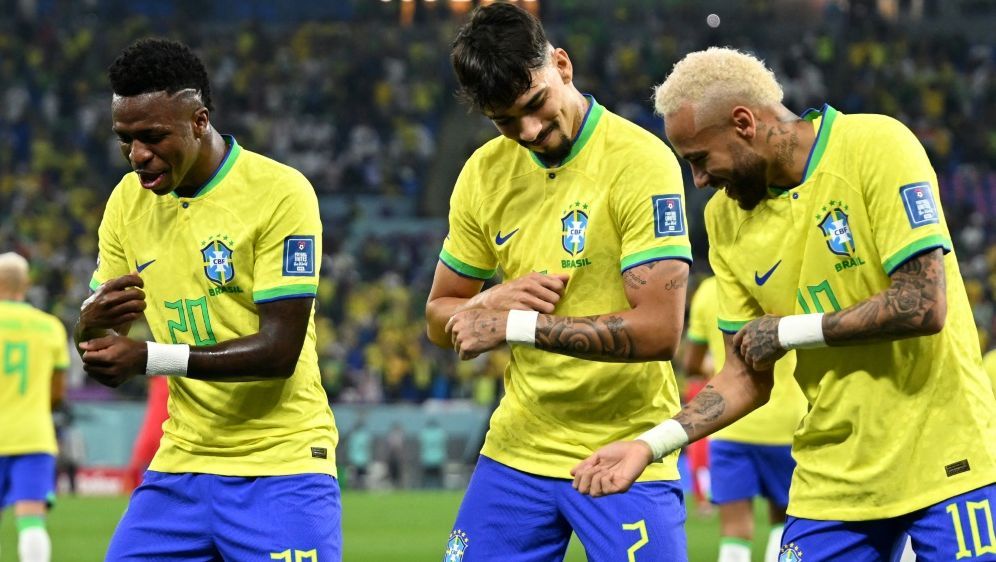 Die Brasilianer tanzen sich ins Viertelfinale - Bildquelle: AFP/SID/MANAN VATSYAYANA