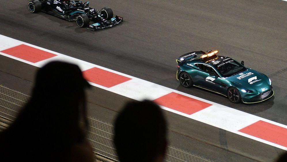 Durch ein spätes Safety-Car verlor Lewis Hamilton den WM-Titel 2021 - Bildquelle: Motorsport Images