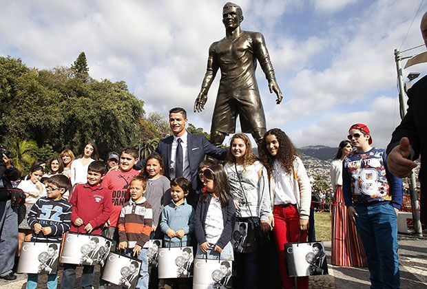 Cristiano Ronaldo Statue Mit Pikantem Detail