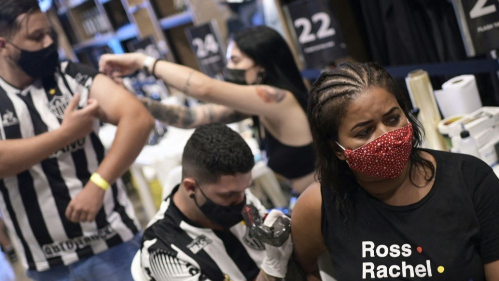 Fans von Atletico Mineiro bekommen ihre Meister-Tattoos - Bildquelle: AFP/SID/DOUGLAS MAGNO