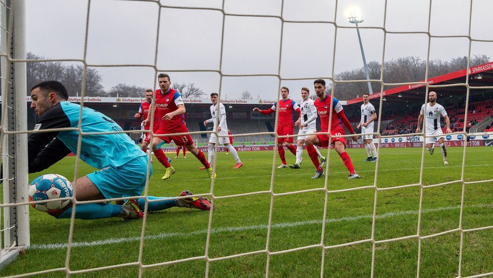 Ingolstadts Keeper Stojanovic patzt vor dem zweiten Gegentreffer eklatant - Bildquelle: Imago