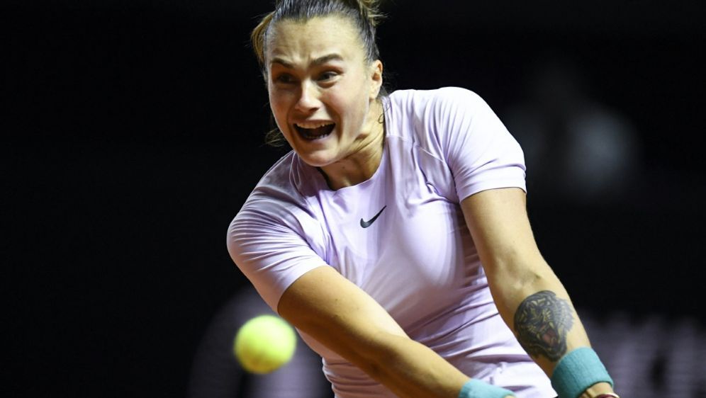 Aryna Sabalenka darf in Wimbledon nicht mehr antreten - Bildquelle: AFP /SID/THOMAS KIENZLE