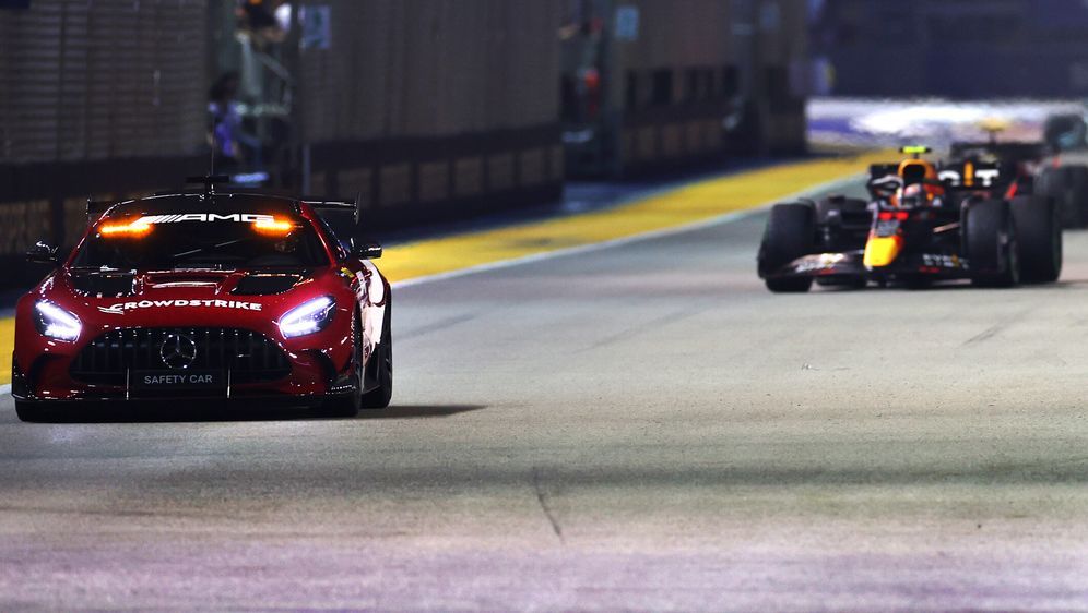 Hat Sergio Perez hinter dem Safety-Car zu viel Abstand gelassen? - Bildquelle: Motorsport Images
